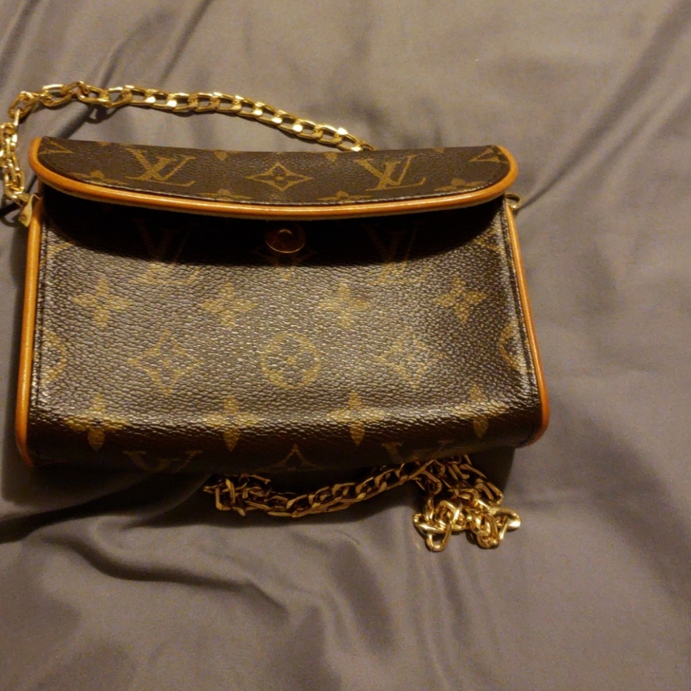 Cross body Clout